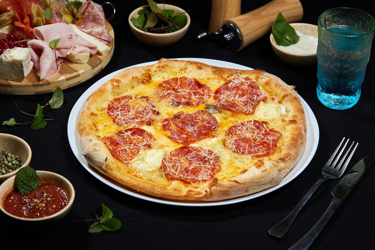 Pizza Cinque Formaggi e Ventricina Picante